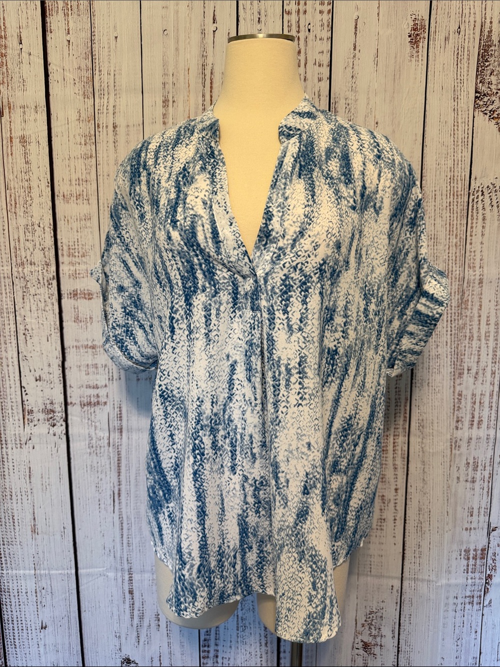 Source Unknown Blue & White Abstract Print V-Neck Blouse